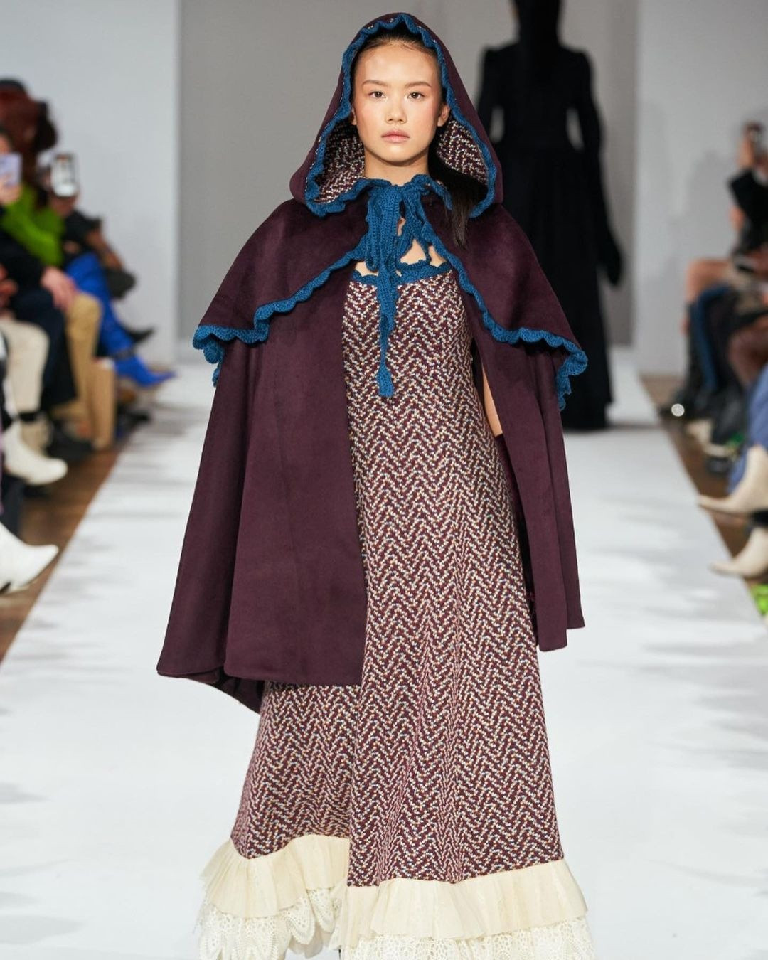 Hồi tháng 3, Jae Si còn sải bước tại Tuần lễ thời trang Paris. "Tôi đang đứng ở Tuần lễ thời trang Paris, giống như một giấc mơ vậy. Đây là sàn diễn đầu tiên nên tôi rất lo lắng nhưng cũng không có gì hối tiếc. Thật vinh dự khi tôi được góp mặt ở đây", cô gái sinh năm 2007 chia sẻ trên trang cá nhân. Ở phần bình luận, thần thái và phong cách trình diễn của nữ người mẫu 15 tuổi nhận được nhiều đánh giá cao.