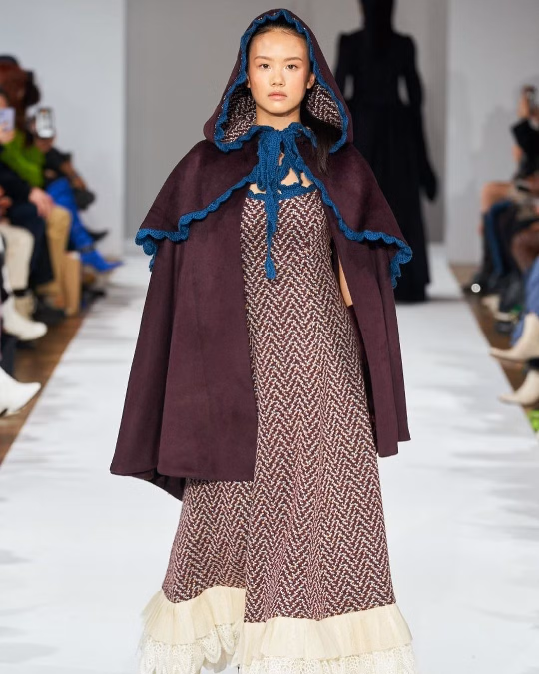 Hồi tháng 3, Jae Si còn sải bước tại Tuần lễ thời trang Paris. "Tôi đang đứng ở Tuần lễ thời trang Paris, giống như một giấc mơ vậy. Đây là sàn diễn đầu tiên nên tôi rất lo lắng nhưng cũng không có gì hối tiếc. Thật vinh dự khi tôi được góp mặt ở đây", cô gái sinh năm 2007 chia sẻ trên trang cá nhân. Ở phần bình luận, thần thái và phong cách trình diễn của nữ người mẫu 15 tuổi nhận được nhiều đánh giá cao.