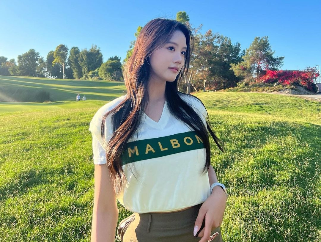 Từ nhỏ, Jae Si và Jae Ah được bố mẹ ủng hộ theo đuổi sự nghiệp tennis. Tuy nhiên càng lớn, chỉ còn Jae Ah gắn bó với bộ môn này, còn Jae Si thể hiện sự yêu thích dành cho thời trang. Cô gái cũng được thừa hưởng chiều cao và nét đẹp của bố mẹ khi cao tới 1,71 m ở tuổi 15, theo News Directory3.