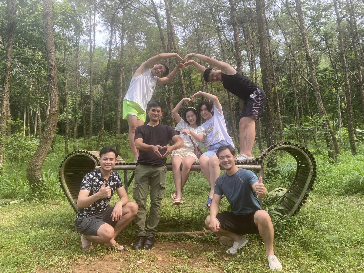 Khi không lên sóng, dàn diễn viên phim trông vô cùng thoải mái, vui vẻ với nhau.