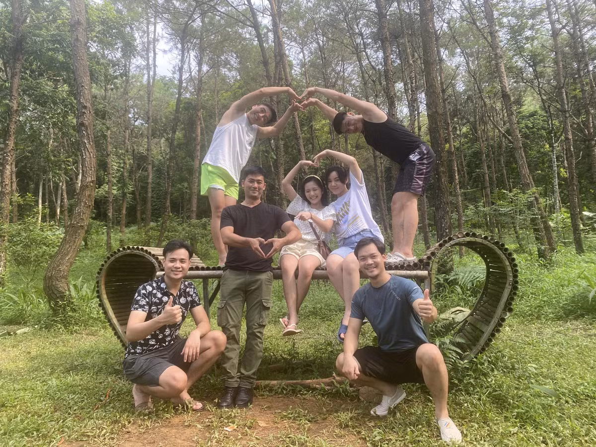 Khi không lên sóng, dàn diễn viên phim trông vô cùng thoải mái, vui vẻ với nhau.