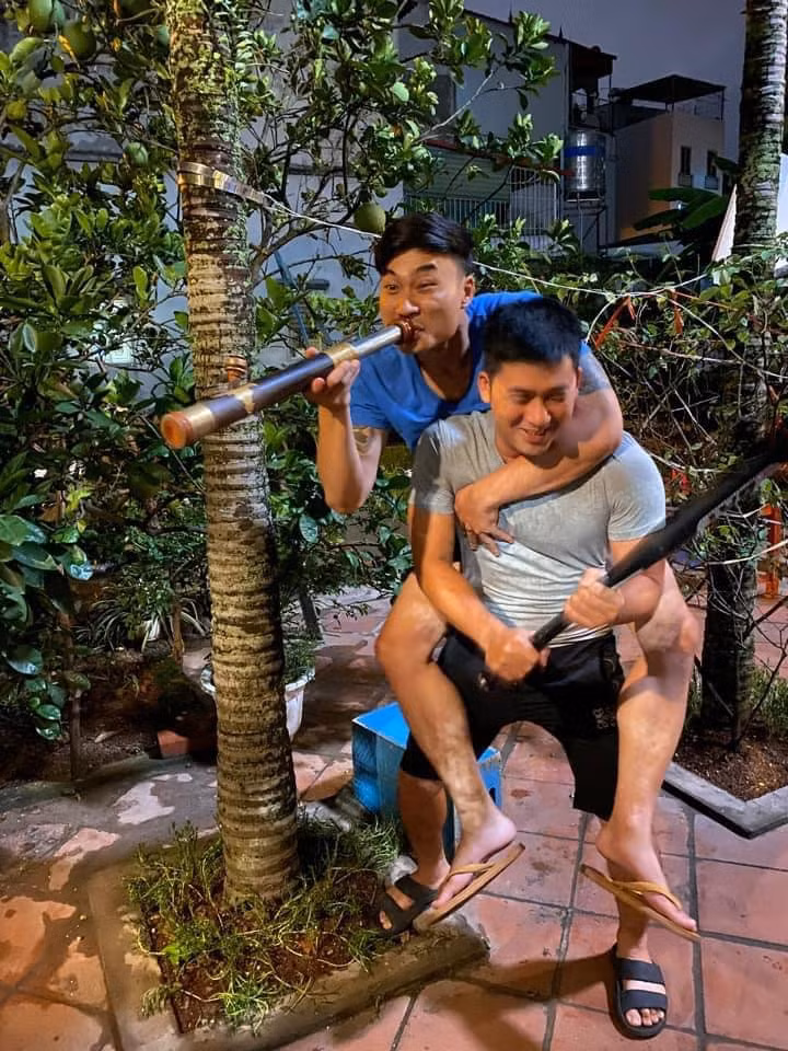 Nhân vật Khải (Bảo Anh) và Trung (Duy Hưng) tạo nên nhiều tình huống hài hước, mang lại tiếng cười cho khán giả. Bộ đôi này cũng không kém phần tếu táo ở hậu trường phim.