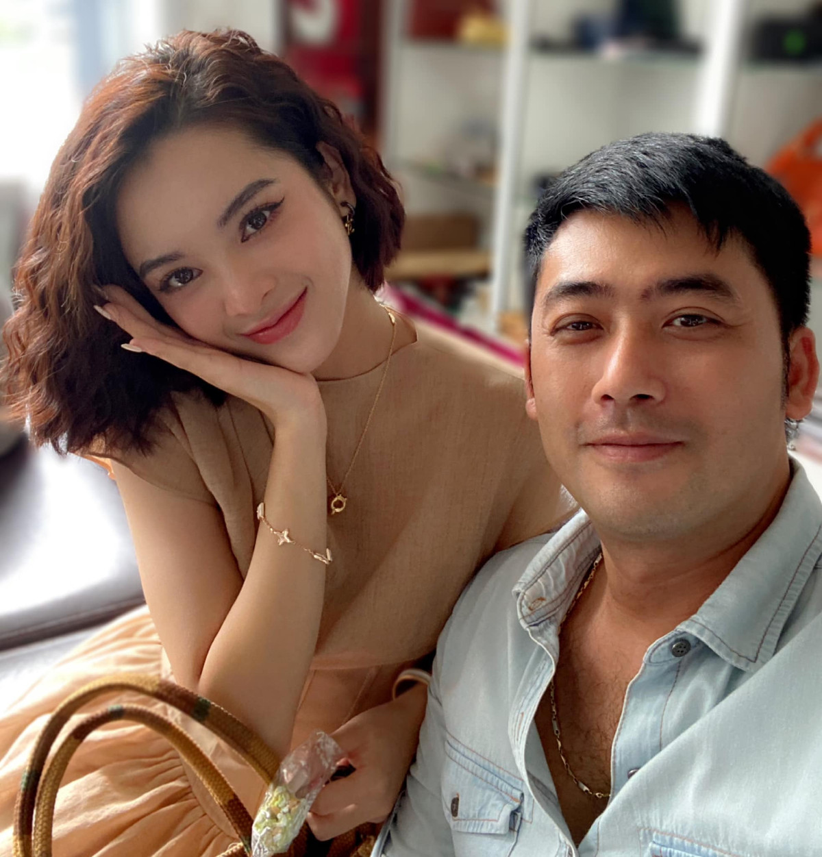 Bảo Anh vào vai nhân vật khô khan, ít nói trên phim nhưng ngoài đời, anh có nhiều ảnh hậu trường với các bạn diễn hơn cả. Bức ảnh selfie vui vẻ với 'nhân tố bí ẩn' Quỳnh Lương được nam diễn viên chia sẻ.