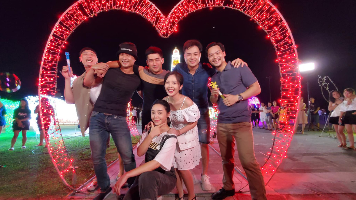 Tuy tính cách, nhân vật trên phim khác ngoài đời thực nhưng tất cả các diễn viên trong đoàn phim đều coi nhau như gia đình và thân thiết ở hậu trường các cảnh quay.