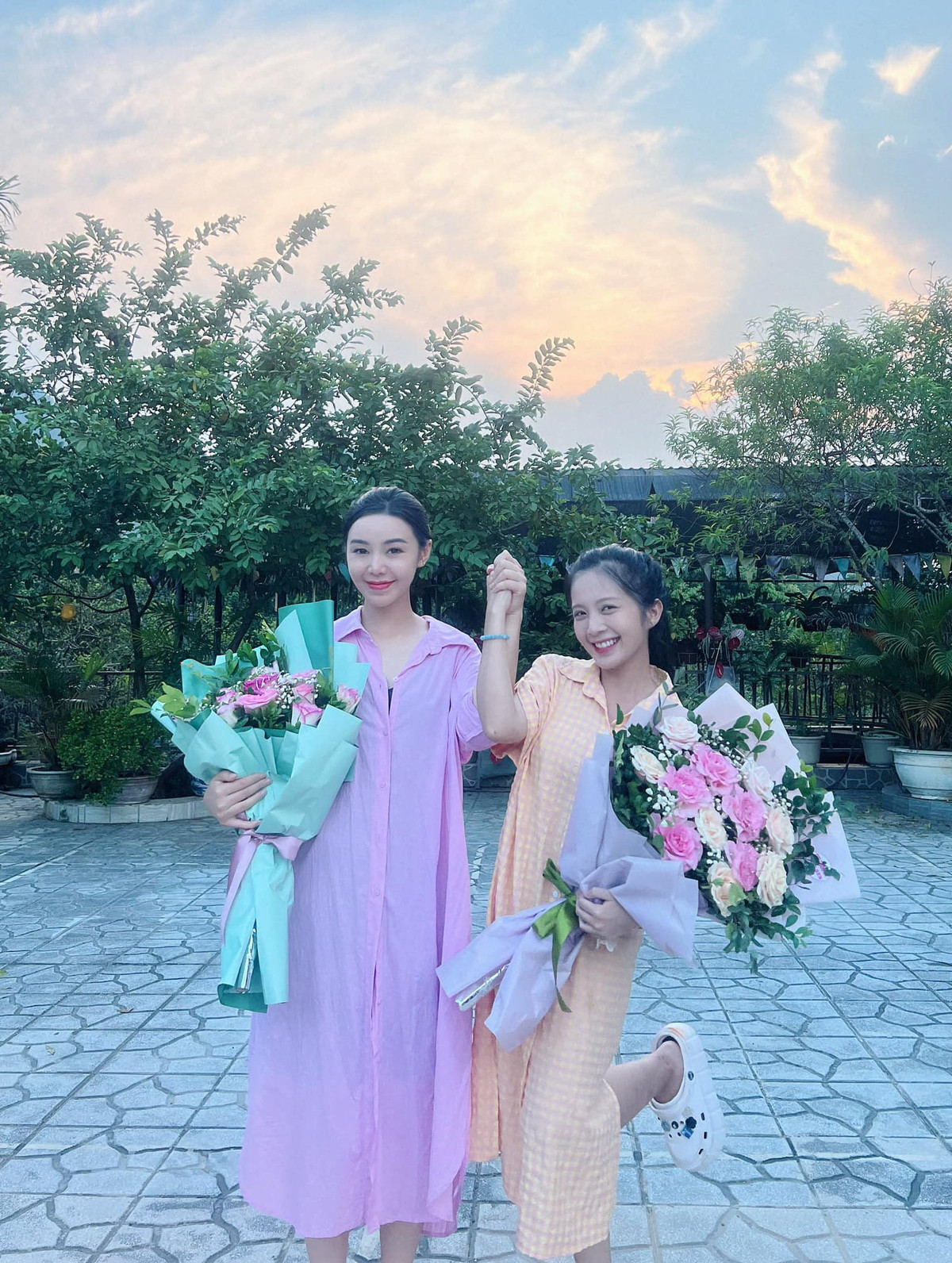 Các diễn viên tạo dáng hài hước khi kết thúc vai diễn.