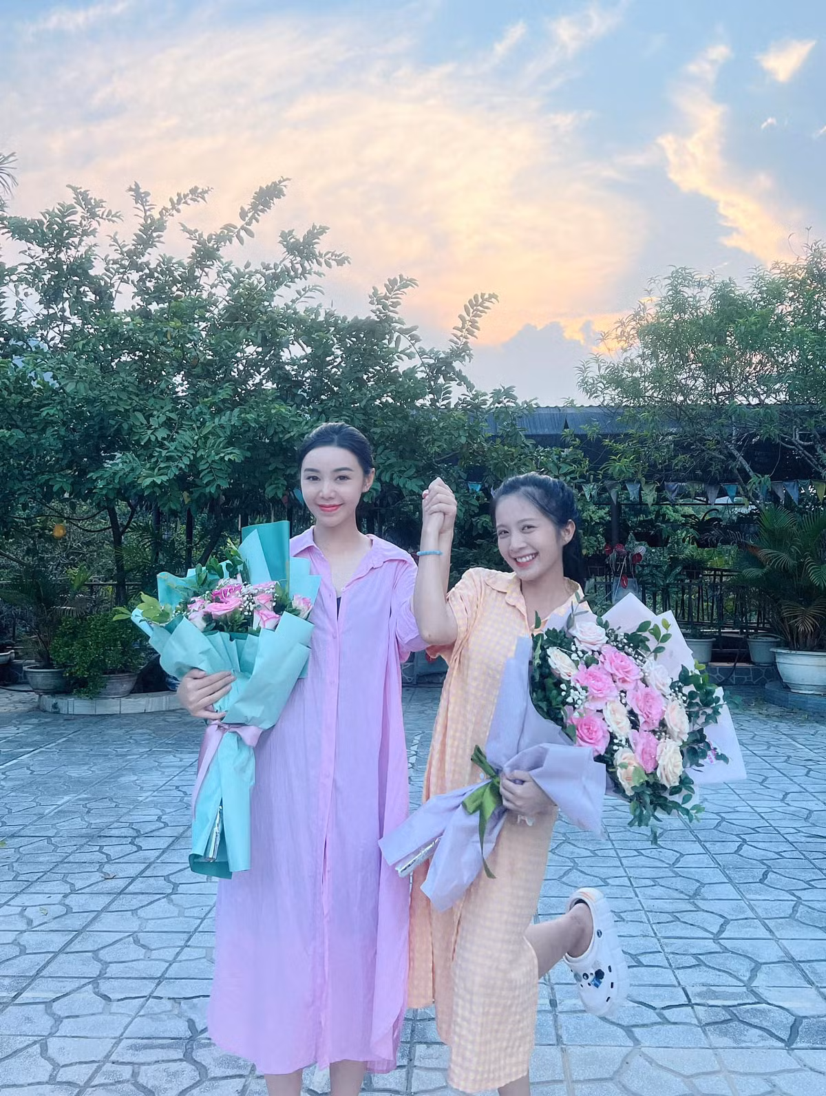 Các diễn viên tạo dáng hài hước khi kết thúc vai diễn.