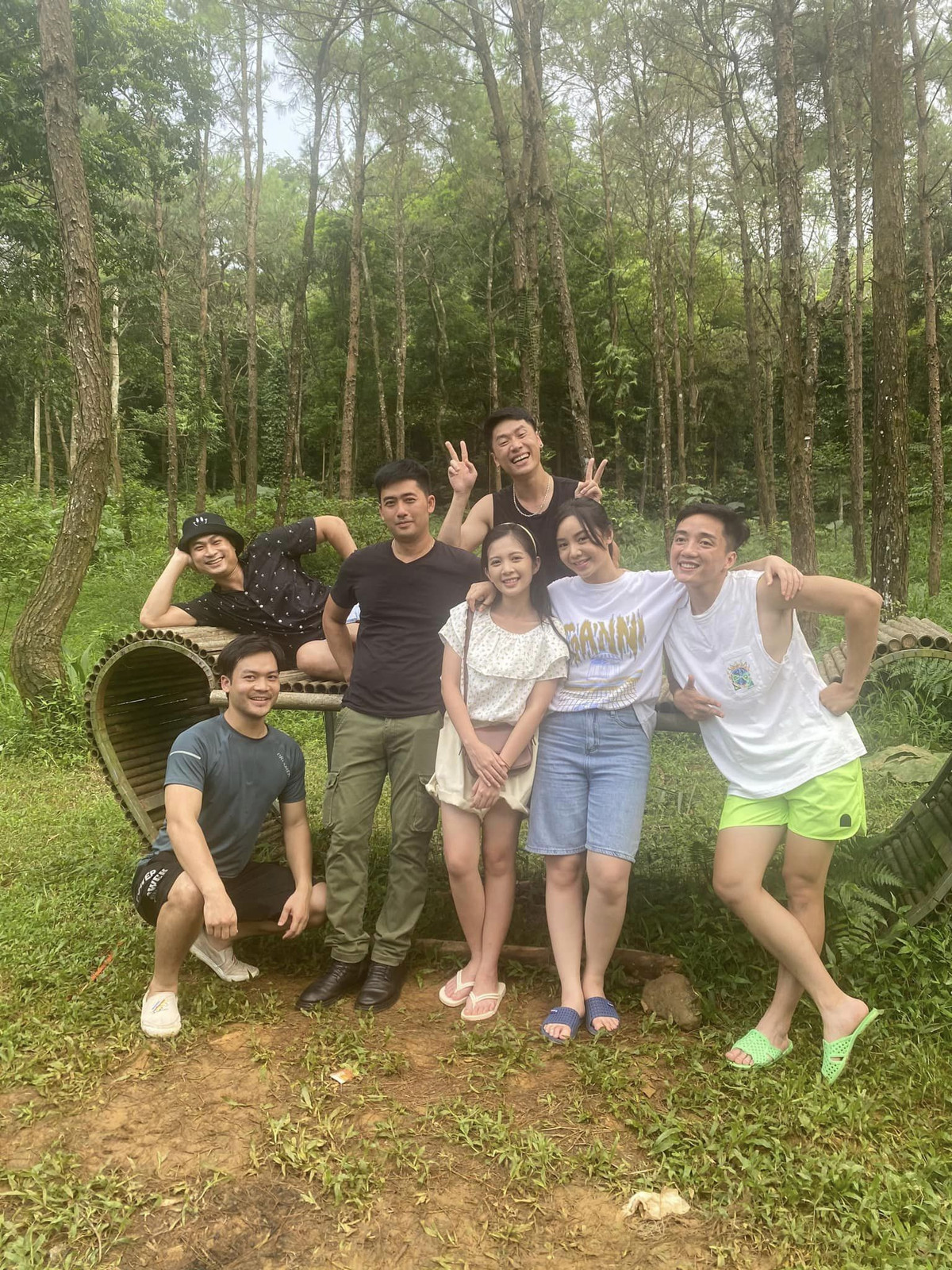 Tối 5/10, bộ phim Garage hạnh phúc chia tay khán giả. Thông tin này không chỉ khiến người hâm mộ tiếc nuối mà dàn diễn viên trong phim cũng bày tỏ sự bồi hồi khi phim sắp kết thúc. Diễn viên Bảo Anh - vai Khải bày tỏ sự tiếc nuối khi chia sẻ loạt ảnh hậu trường phim Gara hạnh phúc vui vẻ, nhiều kỷ niệm trong suốt quãng thời gian ghi hình.