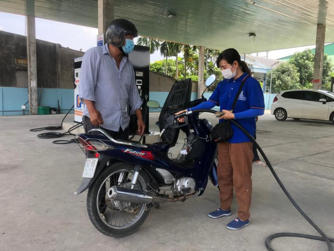 Một ngày lỗ 5 triệu, cửa hàng xăng dầu kêu cứu Mot ngay lo 5 trieu, cua hang xang dau keu cuu