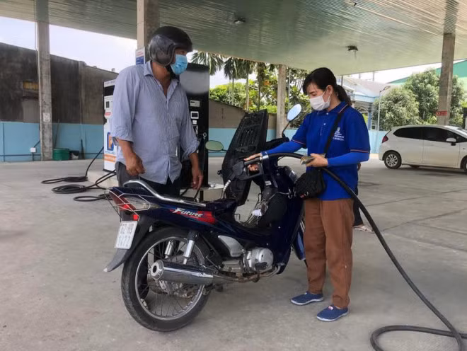 Mot ngay lo 5 trieu, cua hang xang dau keu cuu