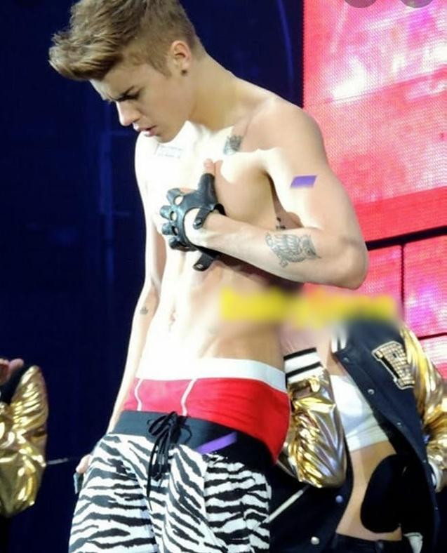 nh cũng bao phen gây tranh cãi vì mốt để lộ nội y hớ hênh này trên sân khấu.