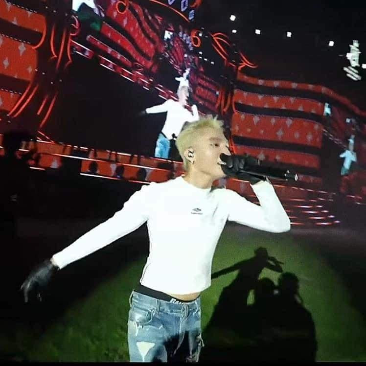 Giọng ca Lạc Trôi diện áo bó sát kết hợp quần tụt ống rộng lộ cả nội y cùng mái tóc tẩy bạch kim. Dân tình nhanh chóng soi ra loạt items hàng hiệu anh dát lên người từ áo Balenciaga đến cả chiếc quần nhỏ cũng cùng thương hiệu có giá khoảng gần 6 triệu đồng. Nhiều người nhận xét rằng style này chưa thực sự phù hợp với Sơn Tùng vì nam ca sĩ có body khá nhỏ, dáng người mảnh.