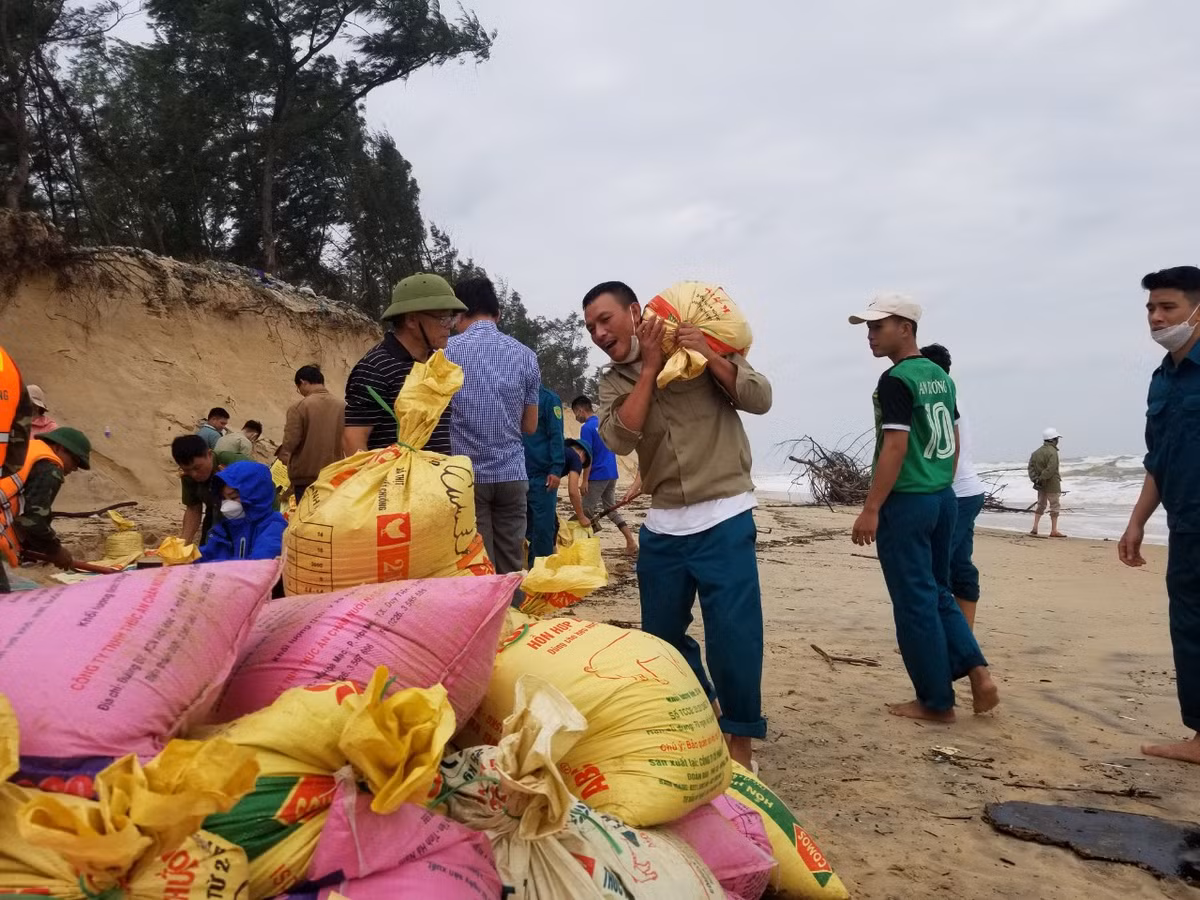 Mien Trung sat lo, co lap khap noi