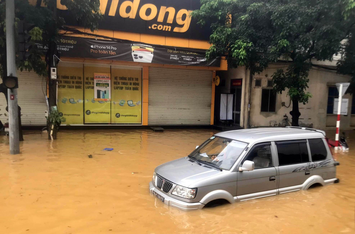 Ôtô bị kẹt trong nước lũ ở đường Bà Triệu, TP Huế. Đây là tuyến đường thấp trũng gần sông, thường hay xảy ra ngập.