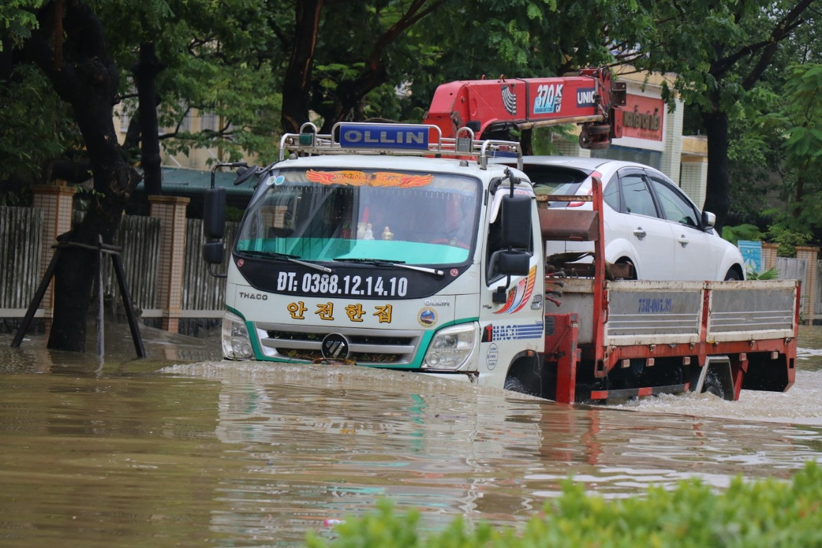 Xe cứu hộ hoạt động tích cực trên các tuyến phố ở Huế để đưa các xe bị hỏng máy đi sửa chữa.