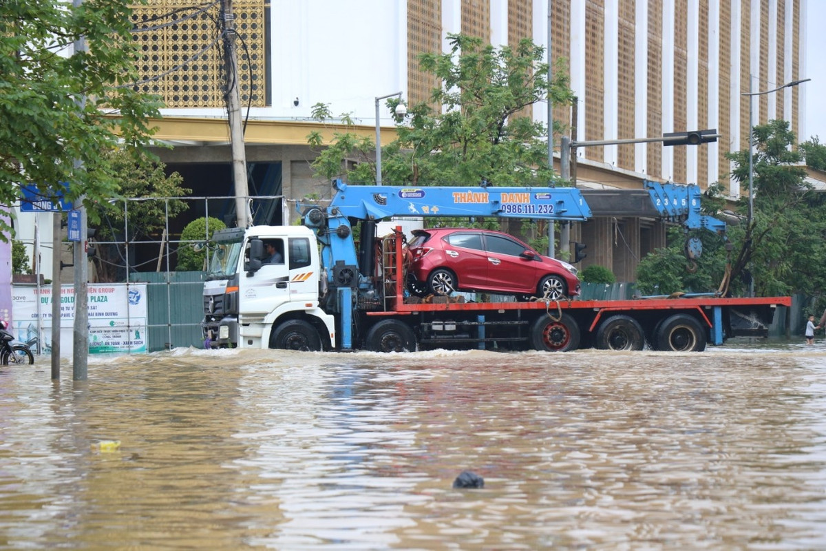 Trên các đường trung tâm TP Huế, hàng chục ôtô bị kẹt trong lũ.