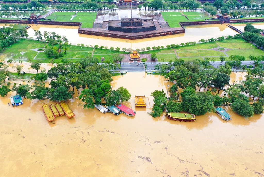 Chiều 15/10, mực nước lũ trên sông Hương tại TP Huế hạ dần nhưng vẫn ở mức cao. Nhiều khu vực trong thành phố vẫn còn ngập trong lũ.