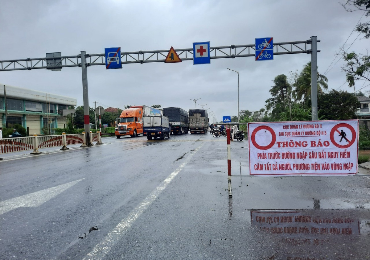 Để cảnh báo các phương tiện, lực lượng chức năng đặt những thông báo về tuyến đường bị ngập. Trong ảnh là đoạn qua phường Tứ Hạ, thị xã Hương Trà. Khu vực này bị ngập khá sâu do nước sông Bồ dâng cao.