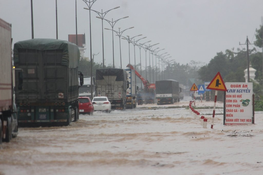 Quốc lộ 1 qua địa phận tỉnh Thừa Thiên - Huế đoạn phía bắc ngập sâu.