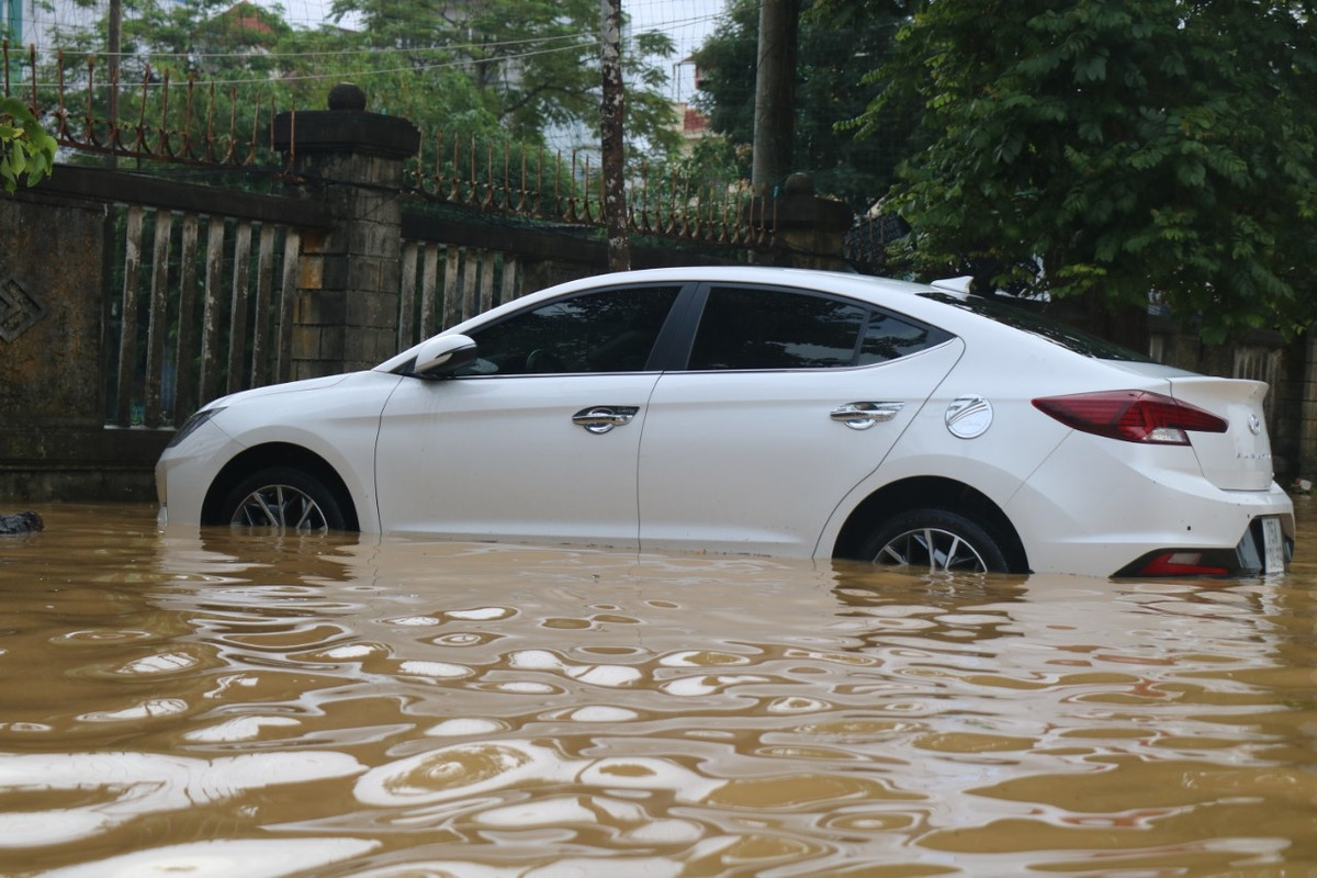Nước lũ lên nhanh trong đêm khiến nhiều chủ xe không kịp dời phương tiện lên nơi cao ráo.