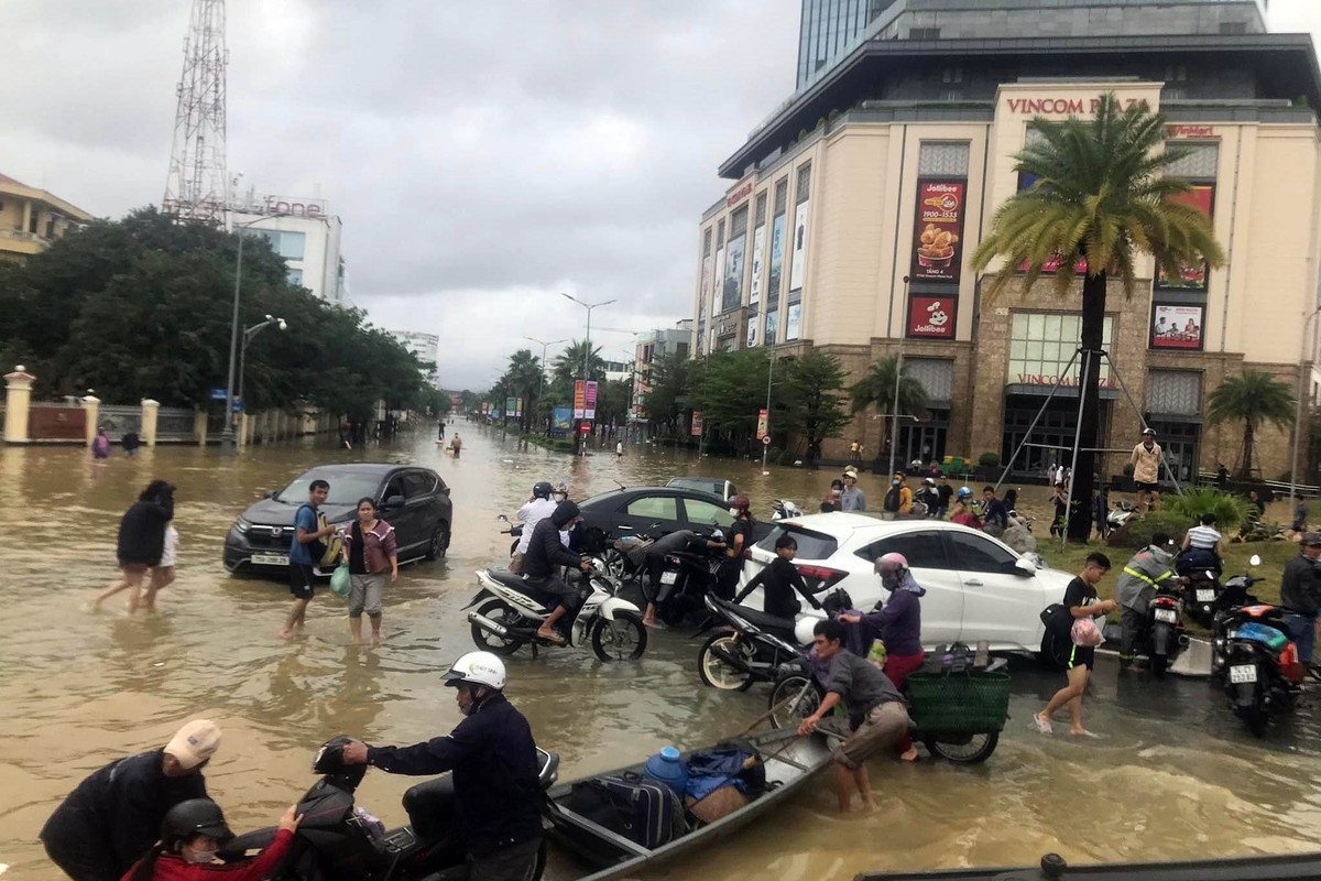 Tại trung tâm TP Huế, ngã 6 Hùng Vương, nước lũ gây ngập khoảng 0,5 m khiến nhiều ôtô, xe máy của người dân bị mắc kẹt.