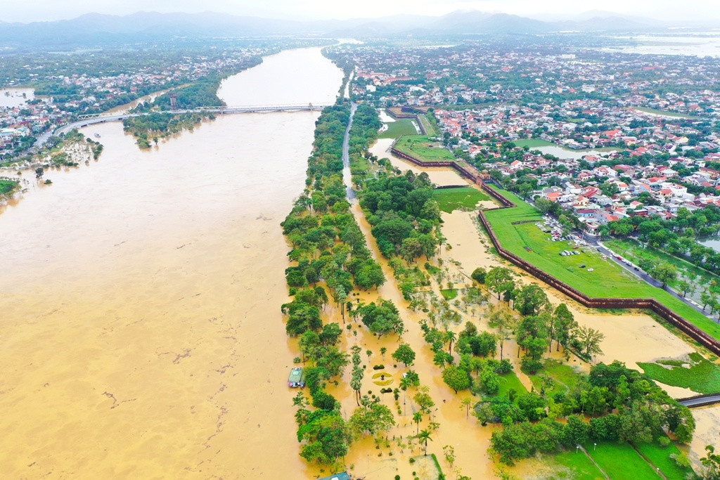  Mưa lớn liên tục kết hợp với thủy điện xả lũ khiến nhiều địa phương ở tỉnh Thừa Thiên - Huế chìm trong biển nước. Toàn tỉnh ước tính có gần 20.000 ngôi nhà bị ngập.