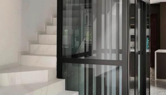 2. Một phòng giặt có thể được sử dụng dưới cầu thang, và các máy giặt có thể được xếp chồng lên nhau để tạo ra một phòng giặt phụ tại nhà, thật là siêu thiết thực!