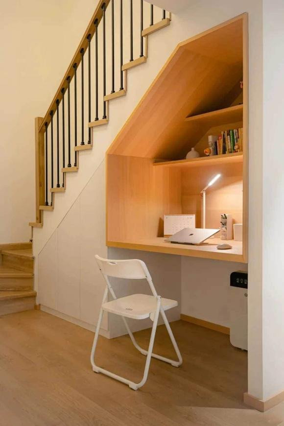 6. Kê bàn làm việc và bàn học mini dưới gầm cầu thang vừa tiện làm văn phòng vừa học tập!