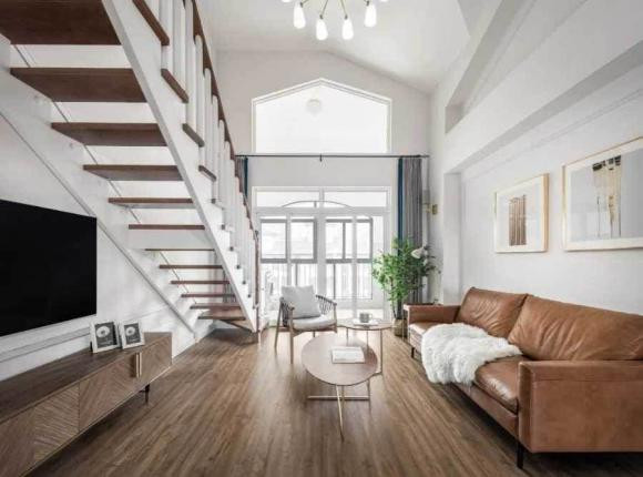 5. Dưới cầu thang bộ được lắp đặt thang máy thuận tiện cho người già và trẻ em.