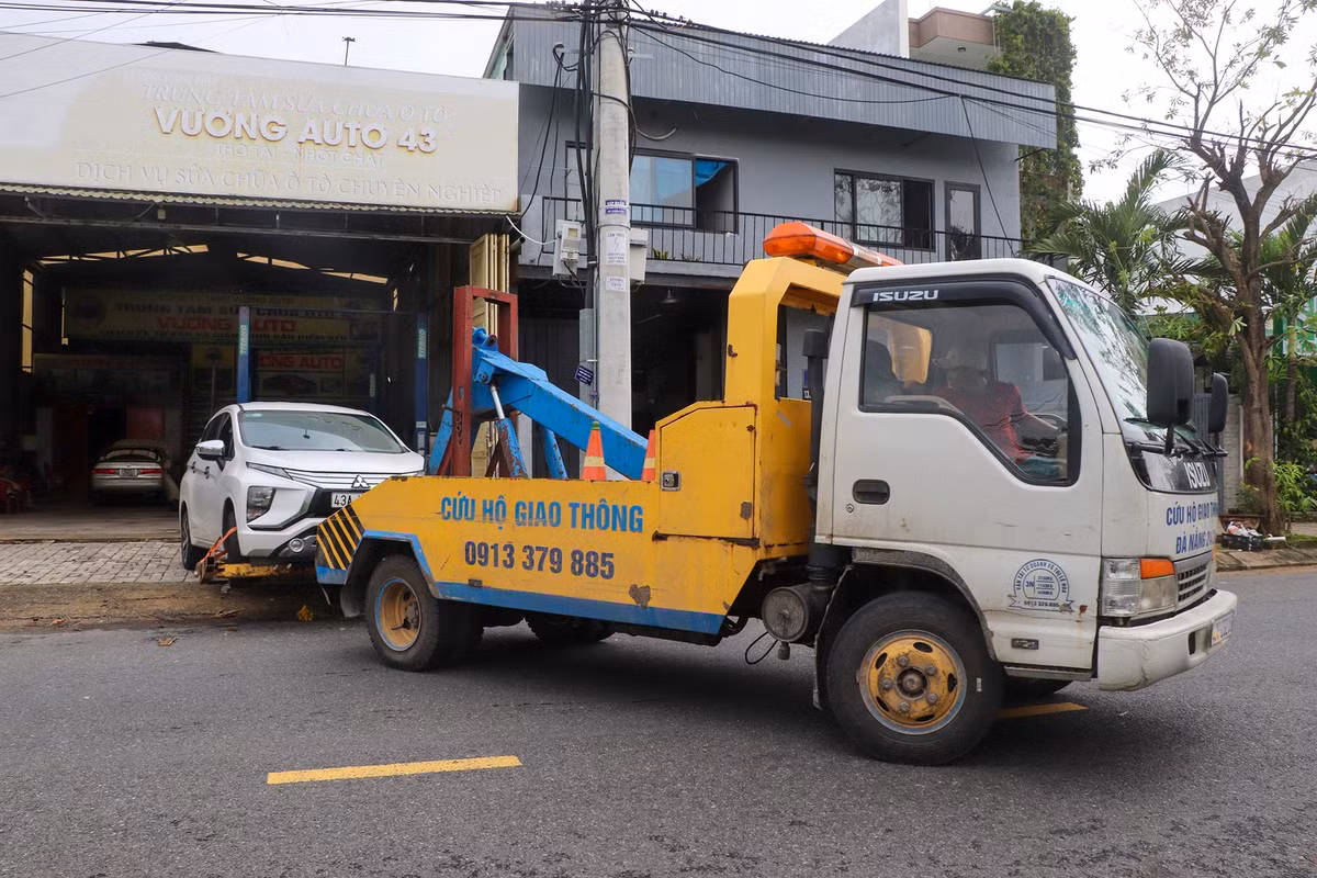 Ngày 16/10, sau 2 ngày xảy ra trận mưa lịch sử gây ngập tại TP Đà Nẵng, nhiều chủ xe vẫn loay hoay thuê xe cứu hộ đưa về các xưởng để sửa chữa. Theo ghi nhận, tại nhiều garage trên đường Nguyễn Hữu Thọ, Cách Mạng Tháng Tám, Võ Chí Công... đều trong tình trạng quá tải.