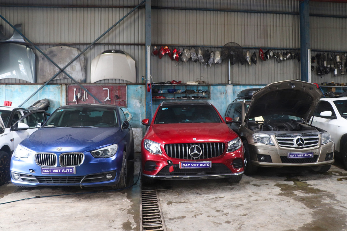 Hàng loạt ôtô hạng sang như BMW, Mercedes... bị ngập sâu trong nước sau đợt mưa lớn. Chủ garage cho biết đây là những chiếc xe được yêu cầu sửa chữa gấp nên đưa về gara sửa chữa.