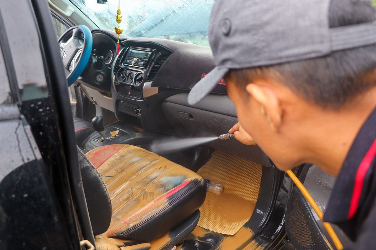 Chiếc Mitsubishi đưa từ đường quận Liên Chiểu về garage trên đường Võ Chí Công trong tình trạng nước và bùn phủ kín xe. Theo chủ gara, ông có 2 xưởng nhưng đều quá tải vì lượng xe quá lớn. Việc sửa chữa xe đều tạm dừng việc để làm các xe ngập nước. Xe bị nặng nhất vừa ngập vừa bị hư máy, thời gian sửa rất lâu khoảng 1 tháng.