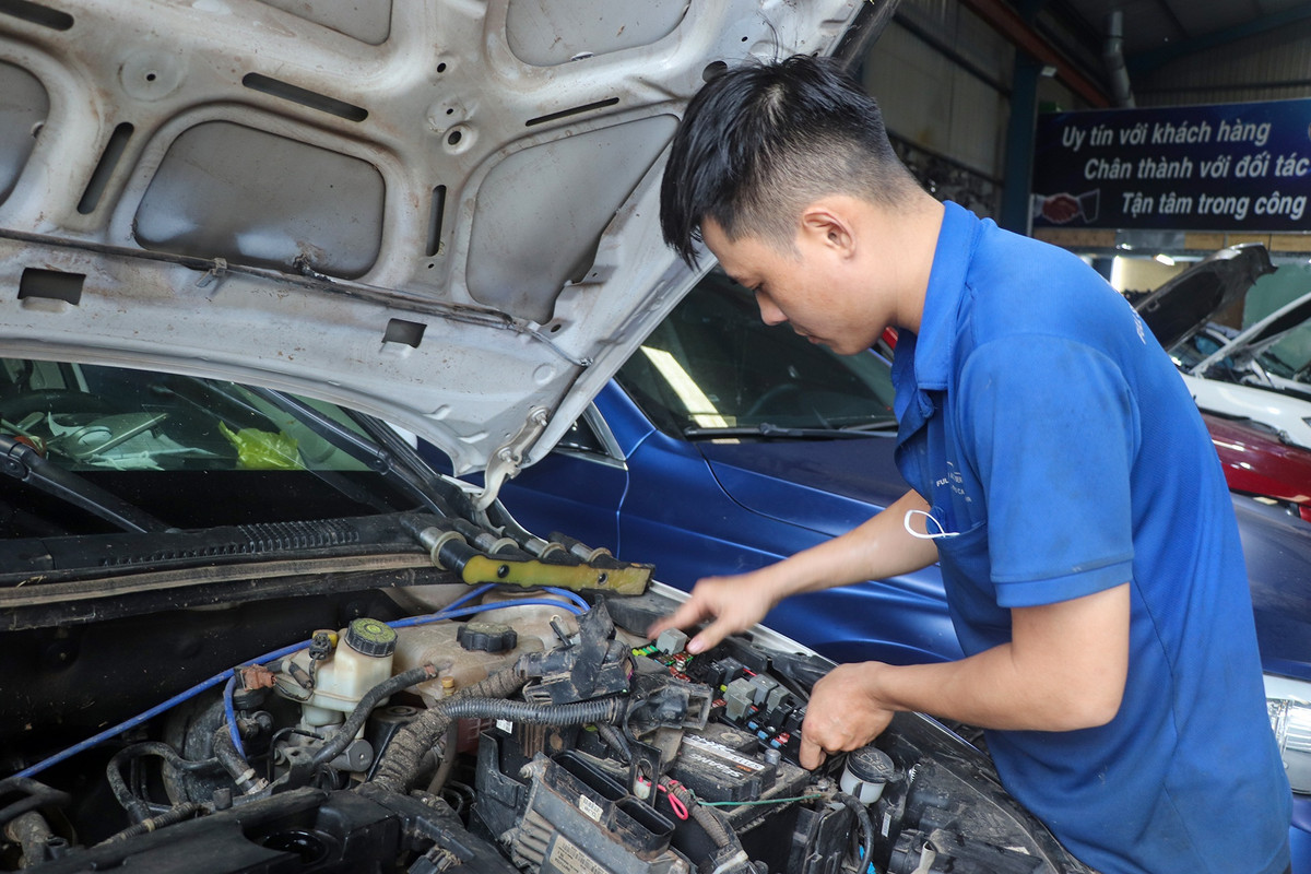 "Các xe bị ngập nước tùy mức độ hỏng hóc và có phải thay thế phụ tùng hay không. Có những chiếc xe riêng tiền sửa chữa đã lên đến hàng trăm triệu đồng, chúng tôi cũng cân đối để tiết kiệm chi phí nhất cho khách", nam nhân viên cho hay.