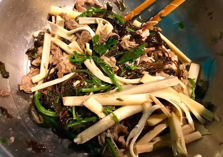 Từ đọt mây có thể làm món xào, luộc, hấp cơm, nướng với lửa than hoặc giã nát nấu với thịt khô, cá khô...