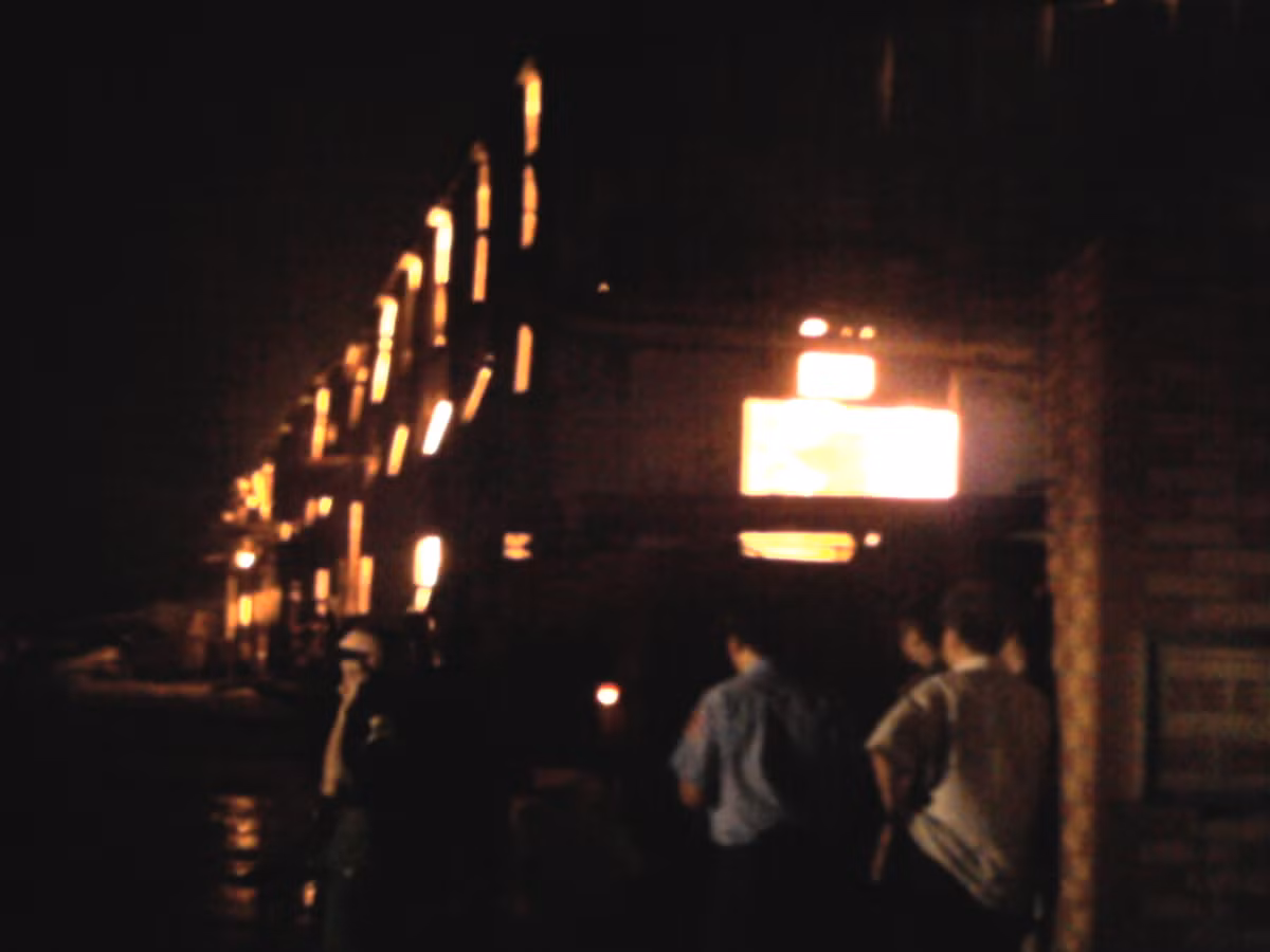 Lực lượng chức năng đang tiến hành dập tắt đám cháy.