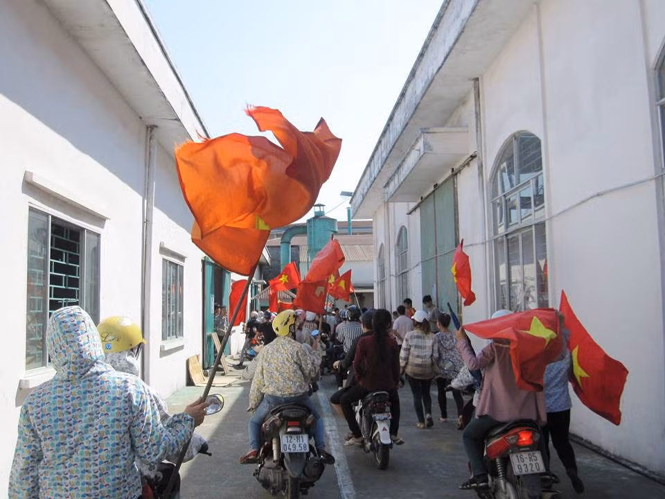 Họ kéo thẳng vào trong các nhà máy của Trung Quốc để đề đạt nguyện vọng. Chiều ngày 14/5, tại TP Uông Bí, tỉnh Quảng Ninh, gần 2.000 công nhân đang làm việc tại Chi nhánh Cty TNHH Sao Vàng Uông Bí đã đình công, yêu cầu Trung Quốc rút giàn khoan Hải Dương 981 ra khỏi vùng biển Việt Nam. Cuộc đình công diễn ra trong trật tự, an toàn.