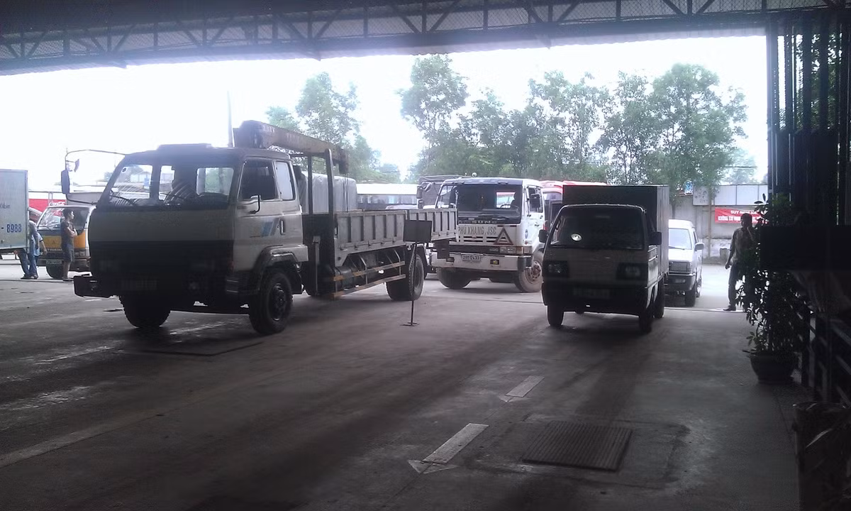 Để không bỏ lọt xe quá tải, cơi nới thùng xe, Cục Đăng kiểm VN đã yêu cầu các trung tâm phải thực hiện nghiêm các quy trình đăng kiểm. Theo đó, thông tin của các xe đến đăng kiểm phải được đưa lên trang thông tin nội bộ của ngành để các trung tâm khác khi đón xe vào kiểm định có thể trích xuất thông tin, đối chiếu nhằm biết được những lỗi kỹ thuật của xe đã được phát hiện trước đó để có sự lưu ý, giám sát.