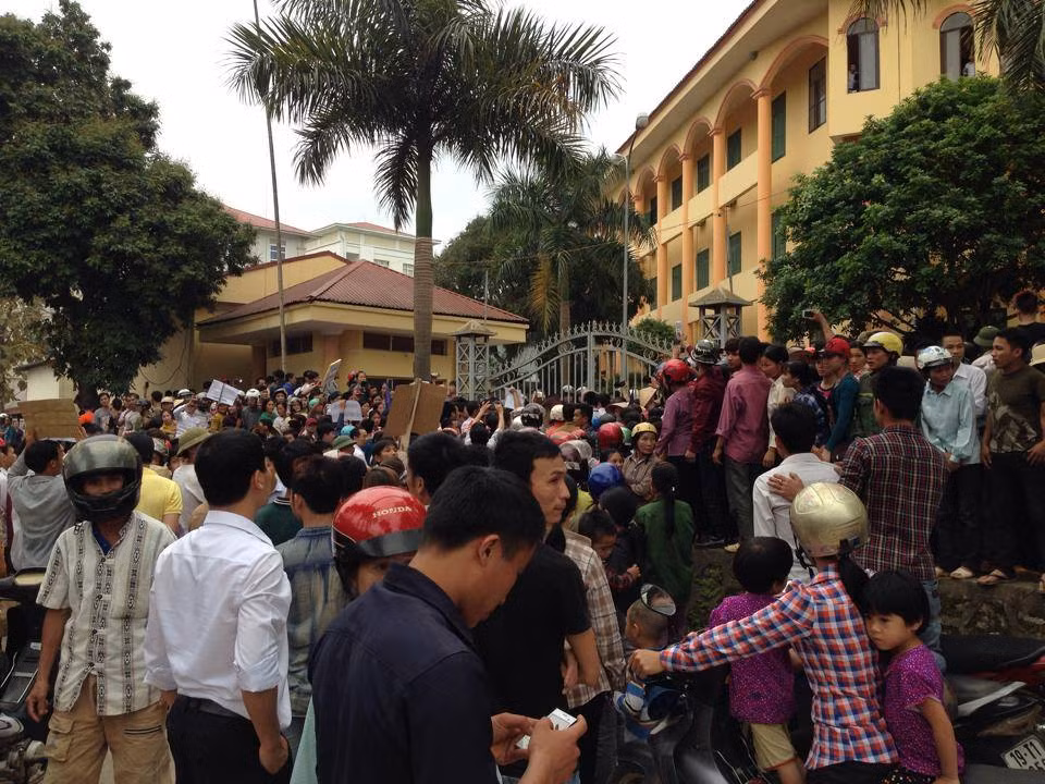 Hàng trăm người dân lên tiếng kêu oan cho anh Thức.