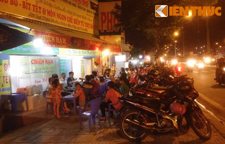 Trẻ em cũng được người lớn dẫn đi ăn nhậu ở nơi xô bồ, ồn ào này.