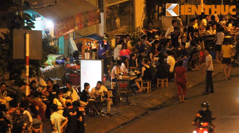 Một góc "phố nhậu" trên đại lộ Phạm Văn Đồng, đoạn qua địa bàn quận Gò Vấp. Càng về đêm, phố nhậu càng đông khách, ồn ào. Nhiều quán không còn chỗ trống vào dịp cuối tuần và chủ quán không ngần ngại chiếm dụng bất cứ nơi nào trên vỉa hè để đón khách.