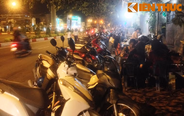 Hàng trăm quán đều "xí" vỉa hè làm "của riêng" để kinh doanh, thậm chí làm cả chỗ trông giữ xe.