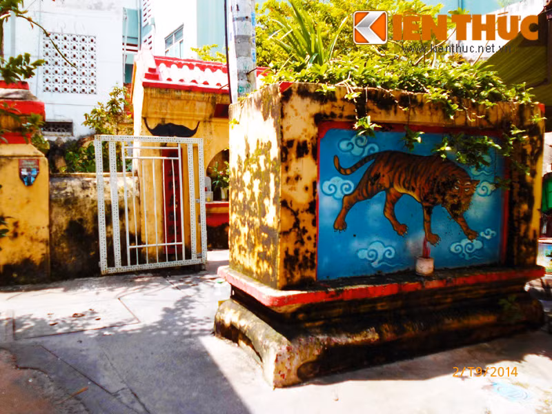 Nằm giữa khu dân cư sầm uất, trong con hẻm 120 Huỳnh Văn Bánh, Quận Phú Nhuận, TP.Hồ Chí Minh có một ngôi mộ cổ tồn tại từ những thập kỷ đầu của thế kỷ 19 vẫn được người dân xung quanh coi sóc, hương khói.