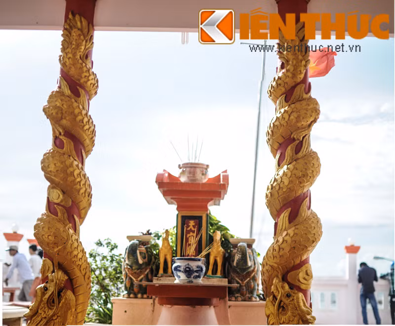 Phía trước Dinh còn có bàn thờ “Ông Thiên”.