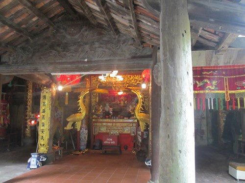 Đình thờ "Trung Thành Thượng đẳng tối linh Đại Vương". Tương truyền, sau khi đánh giặc trở về, ông lập đình tại làng Đa chất rồi hóa thân tại dòng sông cạnh làng. Nhân dân nhớ ơn ngài nên đã hương khói để thờ phụng.