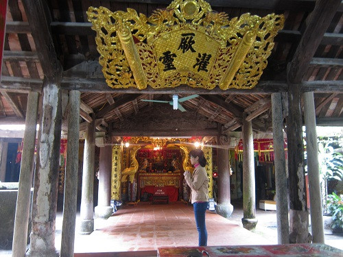 Gian trong của ngôi đình.