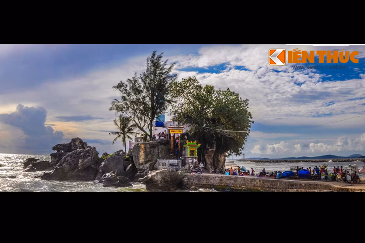 Nằm ở cửa sông Dương Đông, Dinh Cậu được ví như là biểu tượng, là vùng đất thiêng liêng của người dân Phú Quốc. Biển, cát, nắng và đá hòa thành một tạo nên bức tranh hữu tình nơi đây.