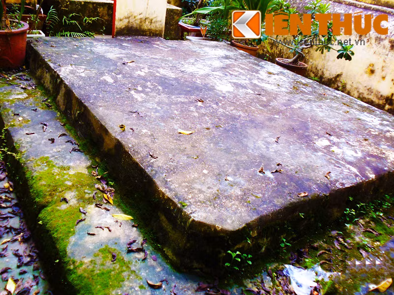 Nấm mộ có dạng liếp hình chữ nhật giật hai cấp. Phan Tấn Huỳnh được phong tước Hầu vì có công trong việc khai hoang lập ấp, bình định đất mới mở nên thường gọi là Huỳnh Ngọc Hầu.