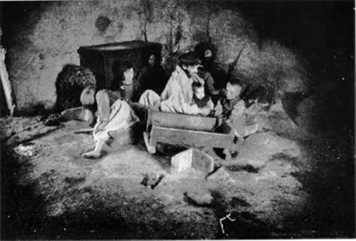 3. Nạn đói lớn ở Ireland: Nạn đói lớn là thời kì chết đói kinh hoàng xảy ra ở Ireland từ năm 1845 - 1852. Nguyên nhân của nạn đói này là do khoai tây bị phá hủy nghiêm trọng dẫn đến thiếu lương thực. Mặc dù, gần một triệu người chết đói và một triệu người di cư khỏi Ireland trong suốt nạn đói nhưng chính phủ vương quốc Anh lại không thể giúp đỡ người dân vượt qua giai đoạn tồi tệ này. Hệ quả là Ireland tách ra đòi quyền độc lập.