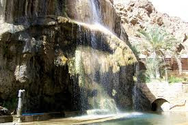 4. Suối nước nóng Hammamat Ma'in (Jordan): Hammamat Ma'in gồm nhiều suối nước nóng và thác nước nằm giữa Madaba và Biển Chết ở Jordan. Theo Kinh Thánh, hoàng đế Herod thường tắm ở suối nước nóng này để chữa bệnh và ông cũng cho xây dựng một biệt thự gần Mukawer. Hơn nữa, theo truyền miệng, biệt thự này còn là nơi Salome khiêu vũ và nơi nhà giảng đạo John the Baptis bị chặt đầu.