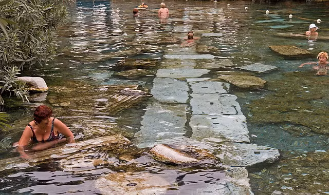 Những hồ nước nóng ở Hierapolis được coi là “ao nước thiêng” có thể chữa bệnh. Du khách tin rằng, đắm mình trong làn nước nóng ấm nơi đây sẽ xóa tan được mọi phiền não trong lòng.