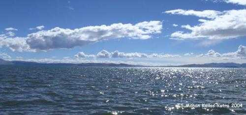 6. Hồ Manasarovar: Đây là hồ nước ngọt cao nhất trên thế giới, nằm dưới chân núi Kailash ở Tây Tạng. Đồng thời hồ thiêng Manasarovar là nơi hành hương cho các tín đồ Phật giáo và Hindu giáo. Theo truyền thuyết của đạo Hindu, thần sáng tạo Brahma tạo ra hồ Manasarovar làm nơi thích hợp cho các nghi lễ tôn giáo.